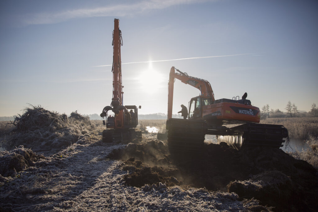 Natuurherstel en Waterbouw - natuurherstelproject referentie project - Zicht: WK300 NG-5 natuurherstelwerkzaamheden uitvoeren met ondersteuning van andere graafmachine