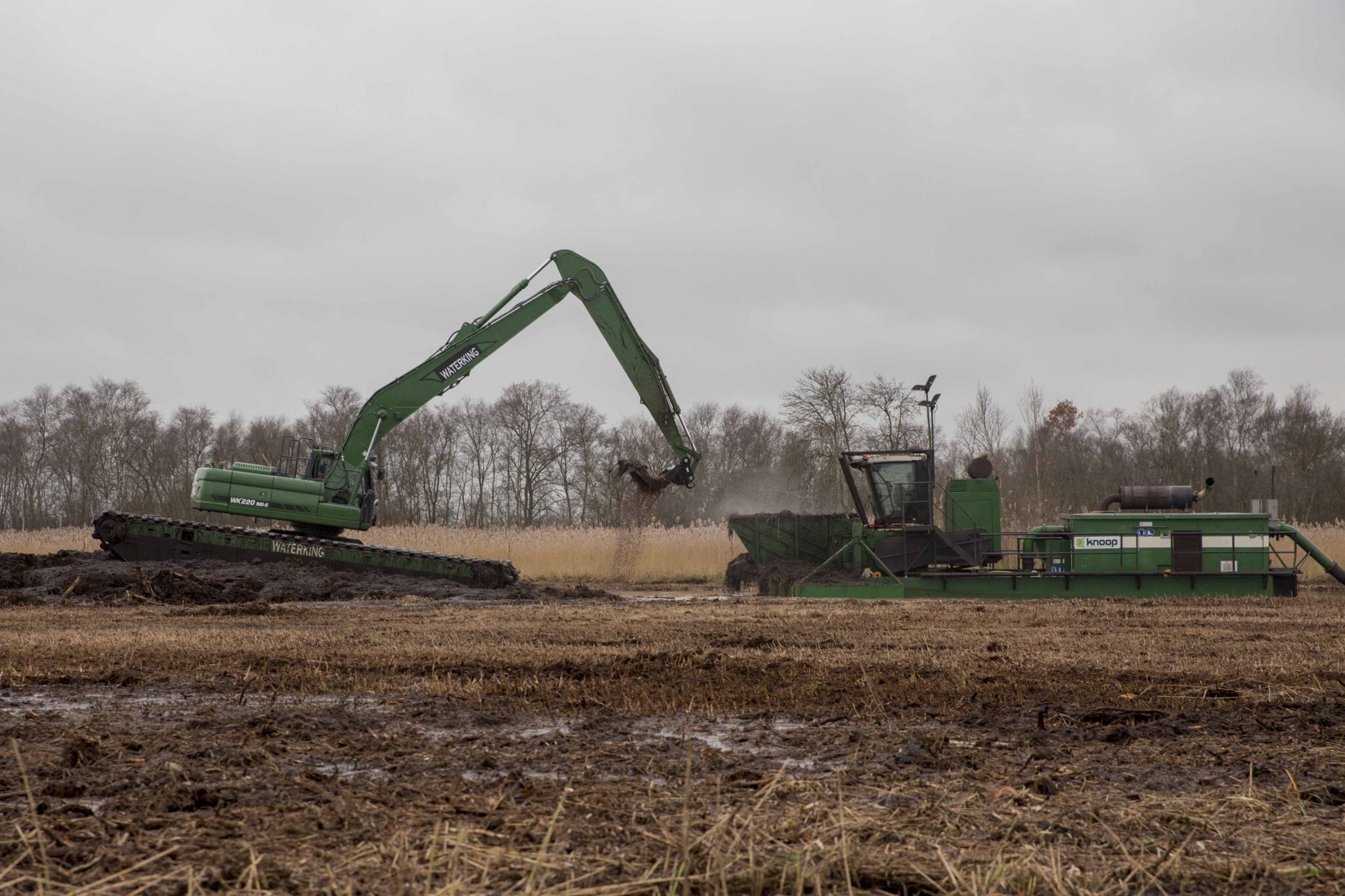 Natuurherstel en Waterbouw - natuurherstelproject referentie project - Zicht: zijaanzicht van werkzaamheden shredder dredger & WK220 NG-5