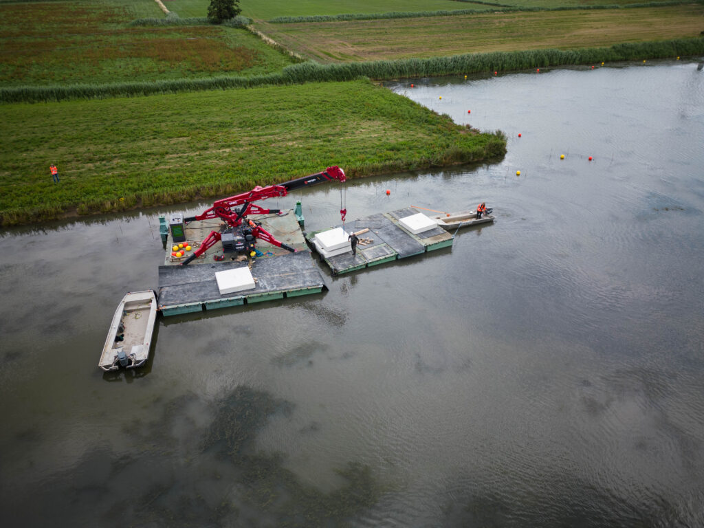 Verankeringssystemen - Opbouw verankeringsplatform voor verankeringssysteem. Zicht; Verankeringsplatform laag werk. Werkboten in de weer, dead weight ankers beschikbaar, ankers gelokaliseerd door middel van boeien