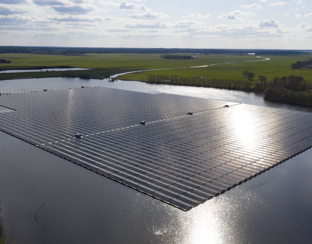 Verankeringssystemen - Opbouw verankeringsplatform voor verankeringssysteem. Zicht; Drijvend zonnepark voltooid