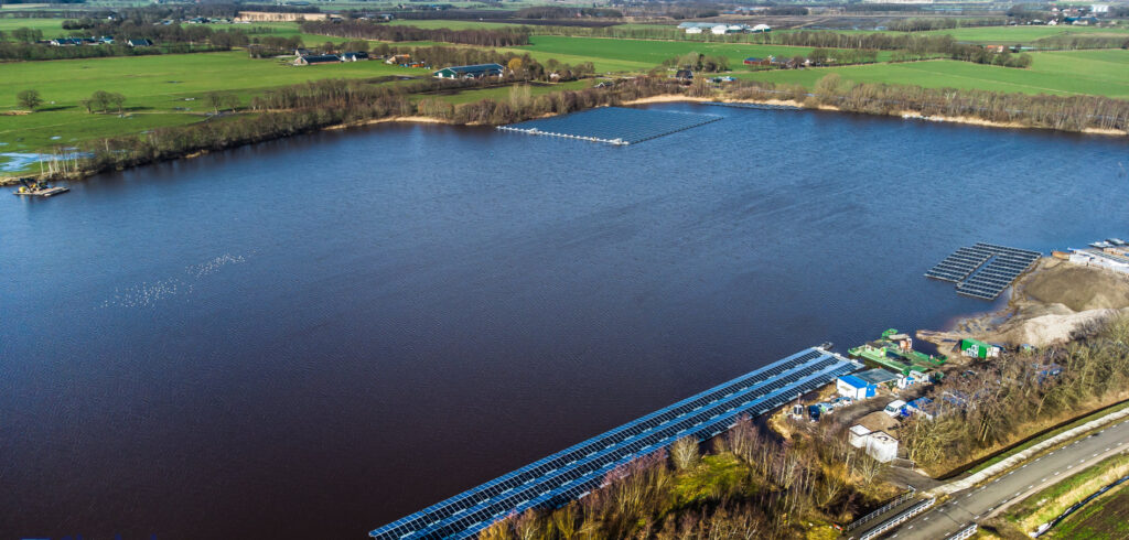 Verankeringssystemen - Opbouw verankeringsplatform voor verankeringssysteem. Zicht; Drijvend zonnepark voltooid