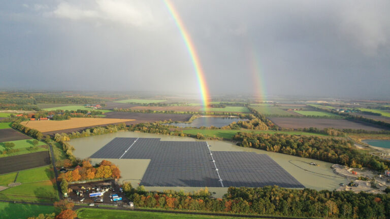 Verankeringssystemen - Opbouw verankeringsplatform voor verankeringssysteem. Zicht; Voltooid drijvend zonnepark met zicht op dubbele regenboog over drijvend zonnepark heen