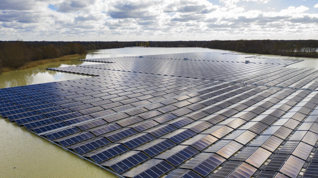 Verankeringssystemen - Verankeringssysteem - Zicht: voltooid drijvend zonnepark close-up zonnepanelen