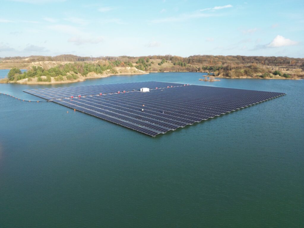 Verankeringsproject - Verankeringssysteem referentie project- Zichtbaar: compleet drijvend zonnepark