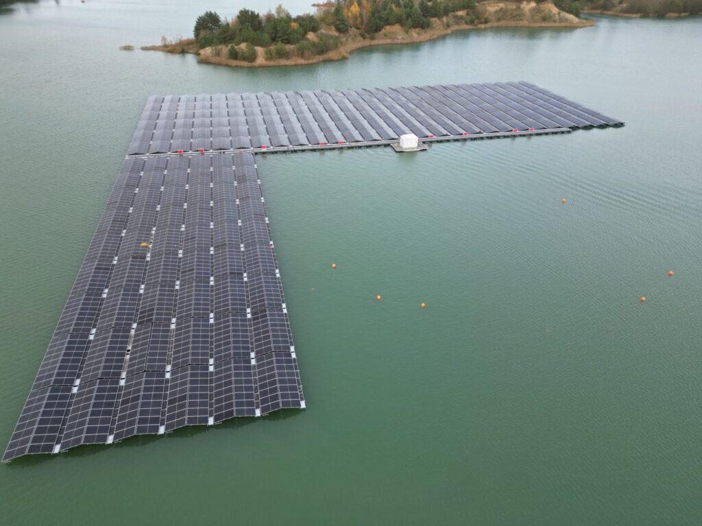 Verankeringsproject - Verankeringssysteem referentie project- Zichtbaar: drijvend zonnepark incompleet, ankers zichtbaar dmv boeien