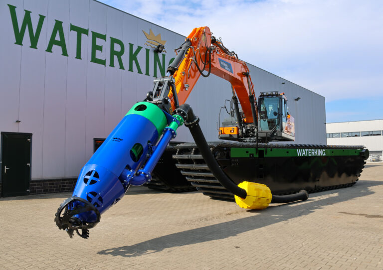 Wereld primeur: WK350 NG-E, eerste volledige elektrische amfibische baggerset met elektrische DAMEN DOP Pomp, leidingwerk en drijver zichtbaar ter voorbereiding van de Bauma 2025 te München
