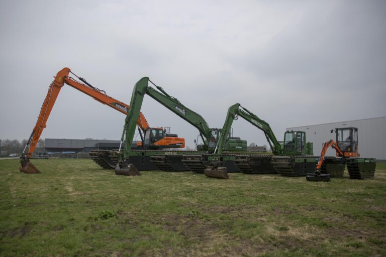 Vier amfibische graafmachines naast elkaar van groot naar klein. WK300 NG-5, WK220 NG-5, WK90 NG-A, WK20 NG-A
