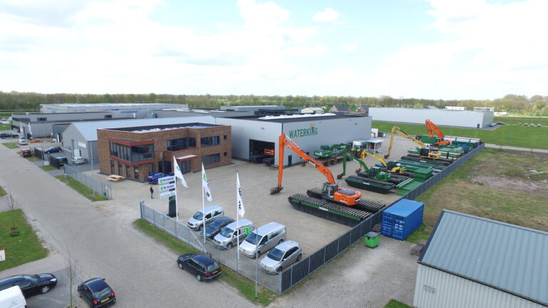 Bedrijventerrein Knoop BV & Waterking met amfibische graafmachines zichtbaar in meerdere formaten (WK300 tot en met WK20)