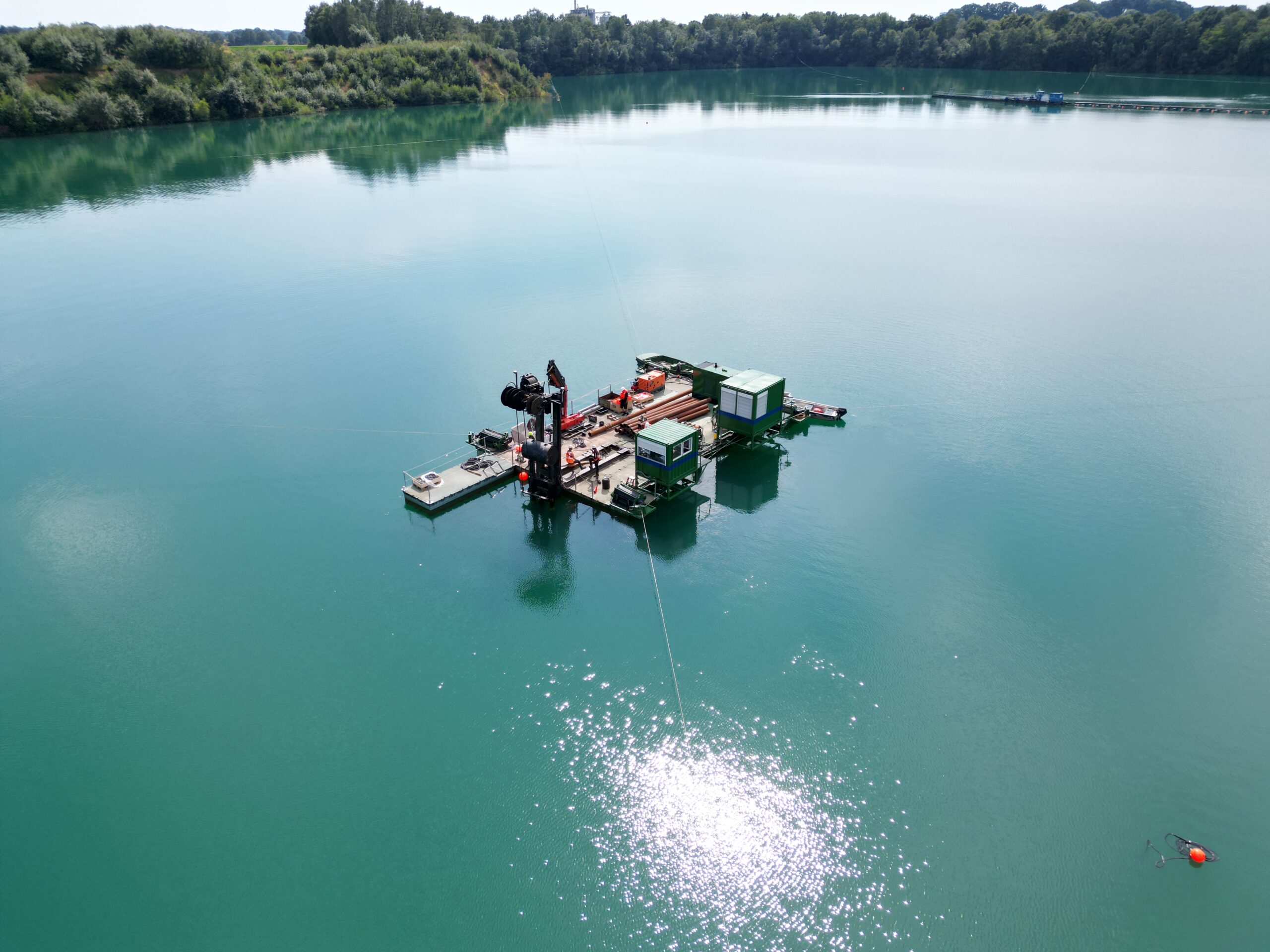 Verankeringssystemen - Verankeringssysteem - Verankeringsplatform. Zicht: Helder blauw groen water met verankeringsplatform in het midden werkzaam