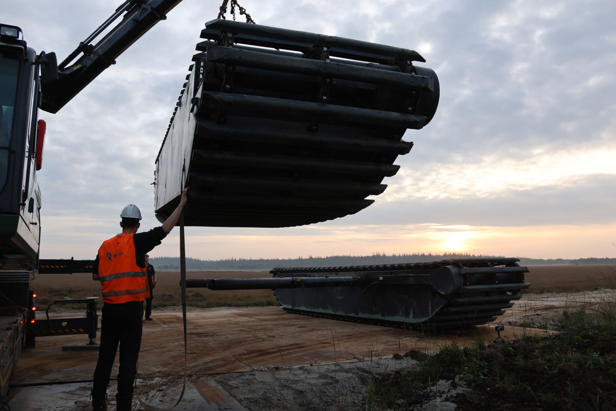 Natuurherstel & Waterbouw - Lossen pontons amfibische graafmachine in natuurgebied voor natuurherstelproject waar natuurherstelwerkzaamheden verricht worden ter optimalisatie leefomgeving en doorgang