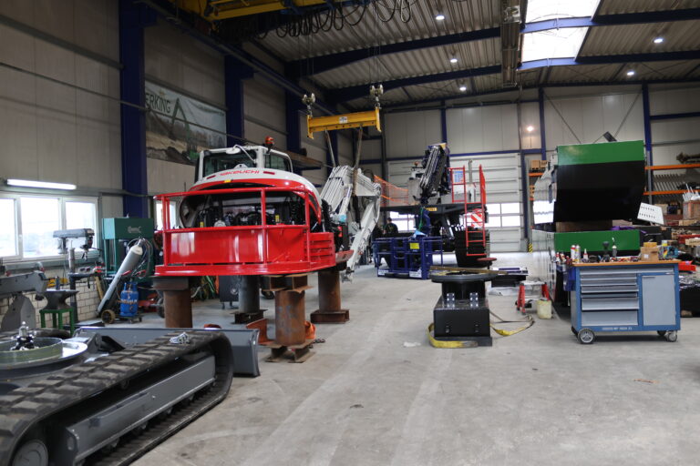 Werkplaats Tynaarlo waar werkzaamheden aan WK95 NG-A, pontons en Deltaworker Eneco gaande zijn