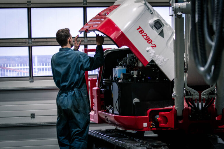 Monteur werkzaam WK95 NG-A in werkplaats in Tynaarlo