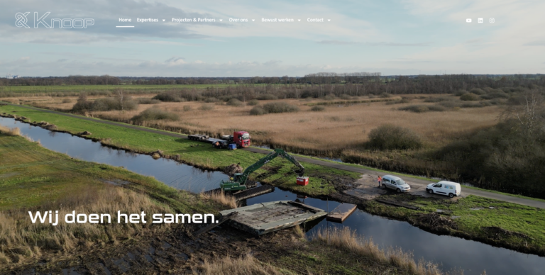 Screenshot welkomstpagina nieuwe website - navigatiebalk zichtbaar, tekst "Wij doen het samen" in beeld