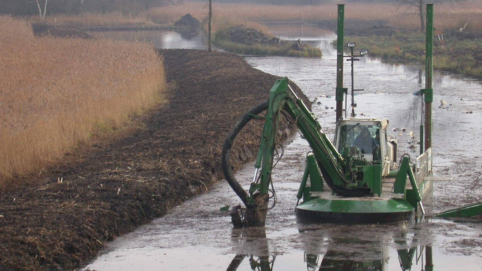 Natuurherstel en waterbouw - Watermaster werkzaam in watergang