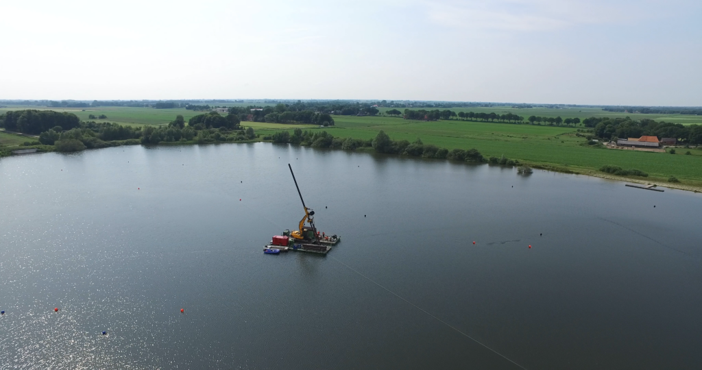 Verankeringsproject - Verankeringssysteem referentie project- Zichtbaar: Bovenaanzicht drone shot ver weg verankeringsplatform versie 1.0 met zicht op lieren en boeien die locatie ankers weergeven