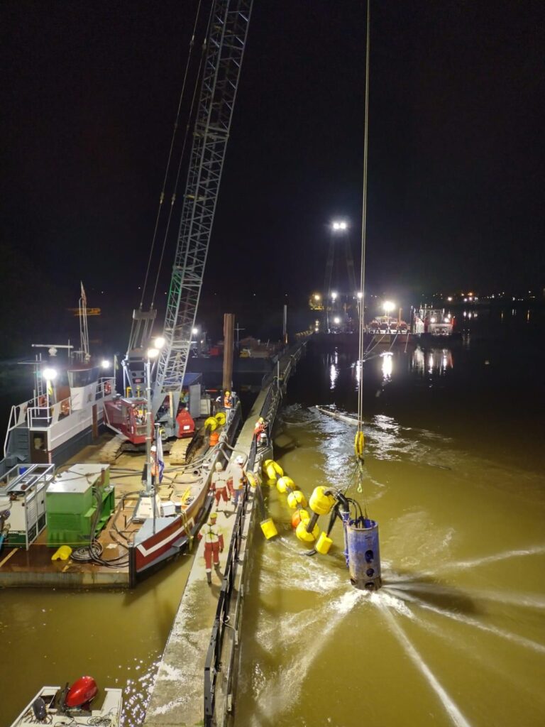 Natuurherstel en Waterbouw, Rental Referentie, Zicht: Werkzaamheden tot laat in de avond, DAMEN 200 DOP pomp met leidingwerk en drijvers werkzaams nachts bergingsactie Borgharen vrachtschip Humadivi