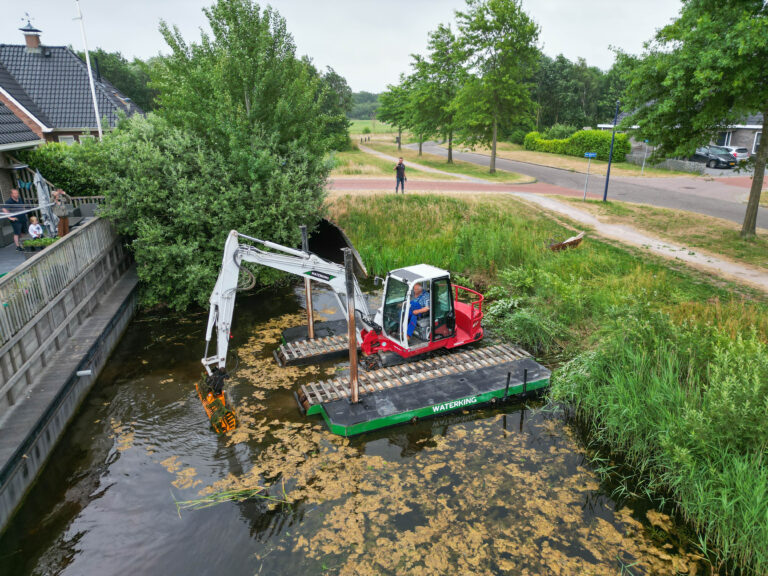 Natuurherstel en Waterbouw, Rental Referentie, Zicht: WK55 NG-A rijdt water in kanaal woonwijk exoten verwijderen