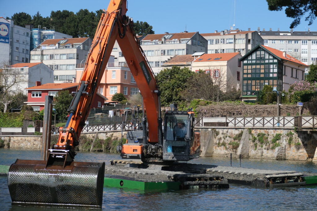 Natuurherstel en Waterbouw, Rental Referentie, Zicht: WK220 NG-5 werkzaam op water A Coruna, zijpontons aanwezig met spotpalen