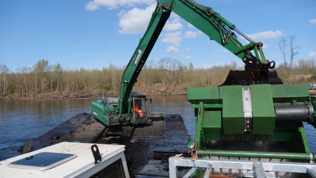 Natuurherstel en Waterbouw, Rental Referentie, Zicht: WK220 NG-5 die bak leeg gooit in Floating Screening Dredger
