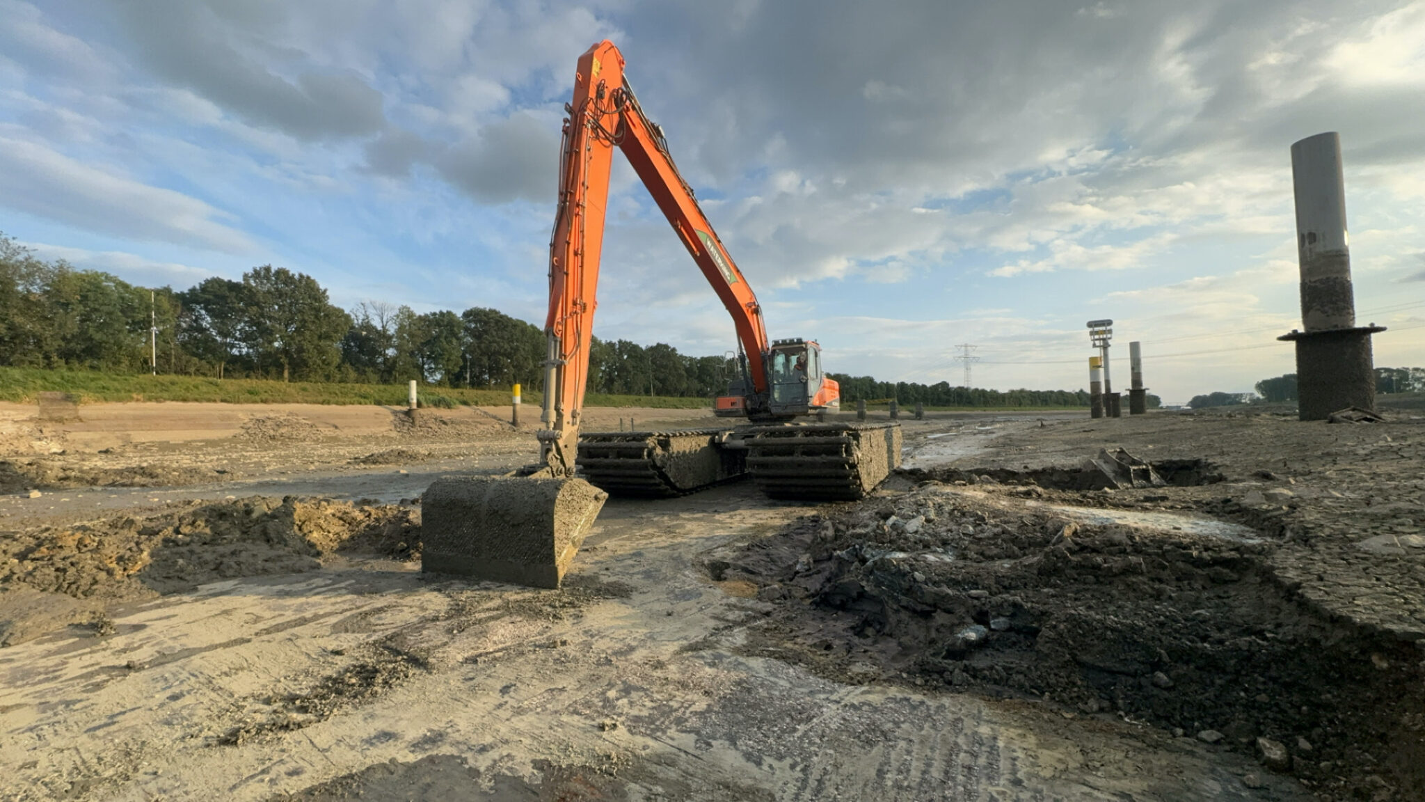 Natuurherstel en Waterbouw, Rental Referentie, Zicht: Verbreding Julianakanaal - Oranje WK220 NG-5 aanwezig in het lege kanaal