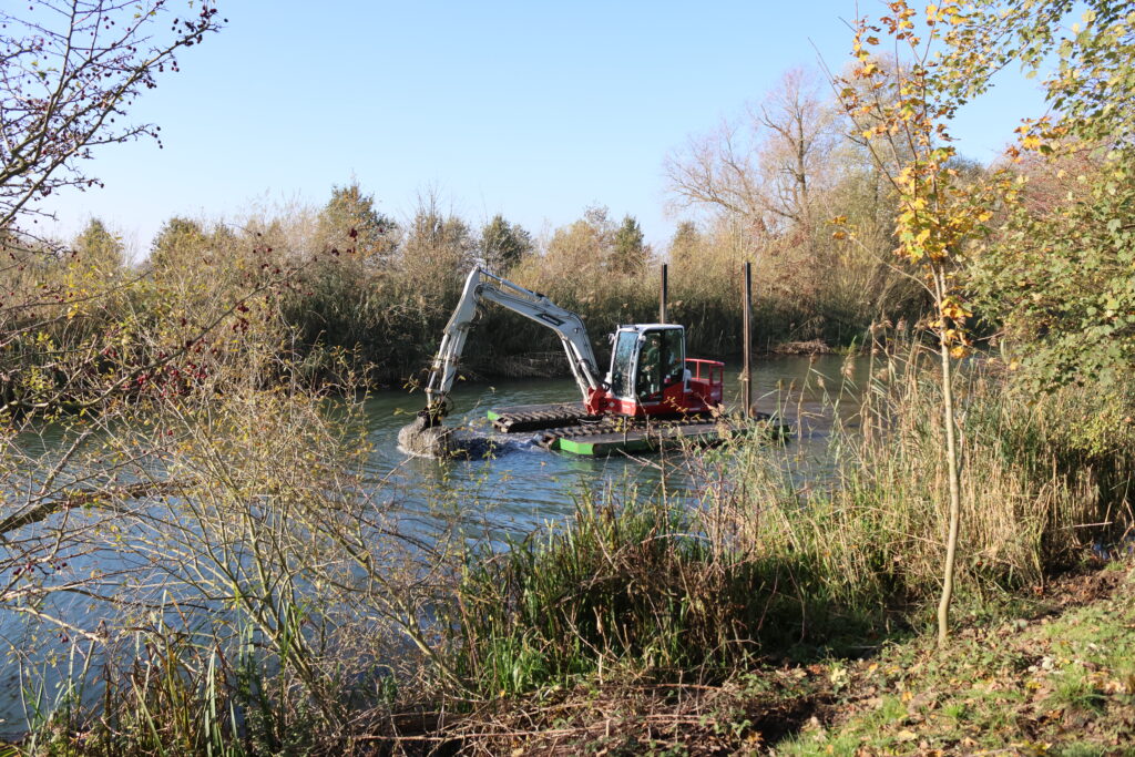 Natuurherstel en Waterbouw, Rental Referentie, Zicht: WK55 NG-A varend/drijvend naar bestemming voor natuurherstelproject en baggerwerkzaamheden