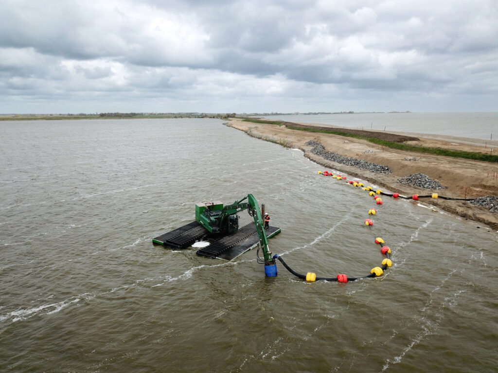 Natuurherstel en Waterbouw, Rental Referentie, Zicht: Bovenaanzicht WK220 NG-5 met DAMEN DOP Pomp 200, drijvend leidingwerk met drijvers over water