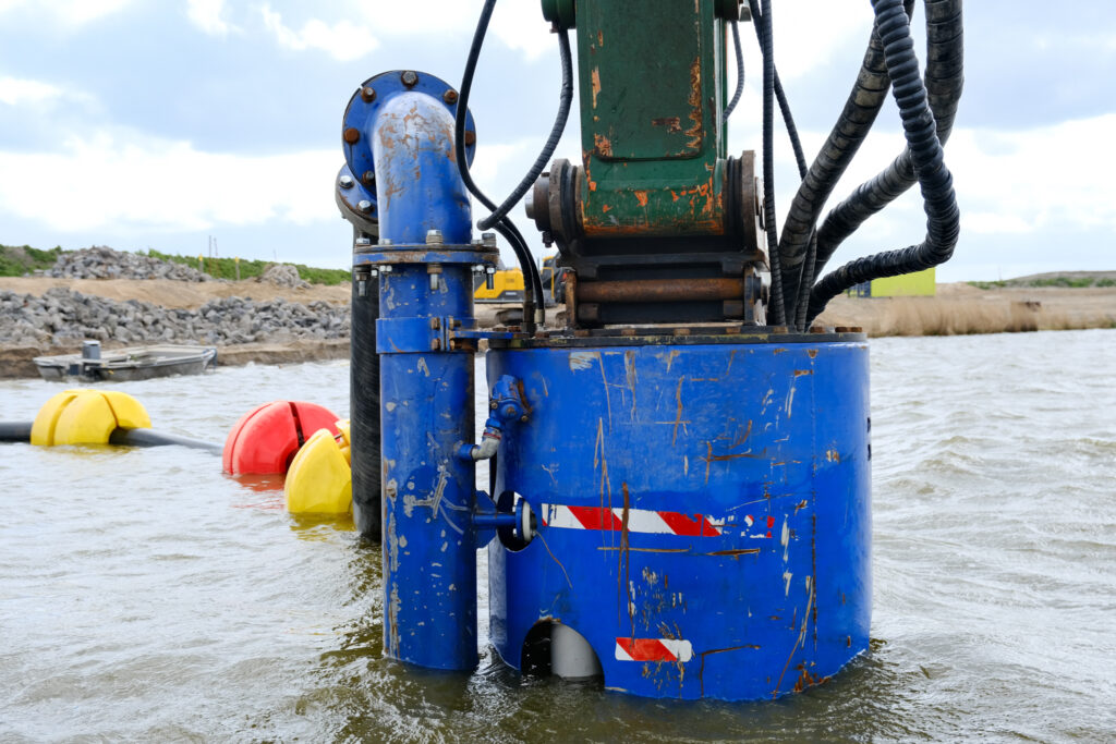Natuurherstel en Waterbouw, Rental Referentie, Zicht: Close-up DAMEN DOP Pomp 200, achtergrond drijvers