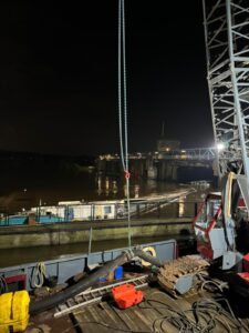 Natuurherstel en Waterbouw, Rental Referentie, Zicht: Humadivi zichtbaar voor de stuw waar het tegenaan is gevaren, nacht, bergingsactie ondersteuning, leidingwerk in beeld