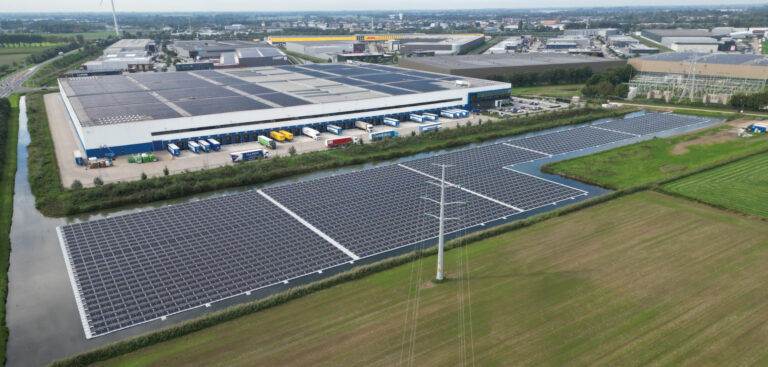 Verankeringsproject - Verankeringssysteem referentie project- Zichtbaar: eindresultaat drijvend zonnepark Zaltbommel onder hoogspanningskabels bedrijventerrein