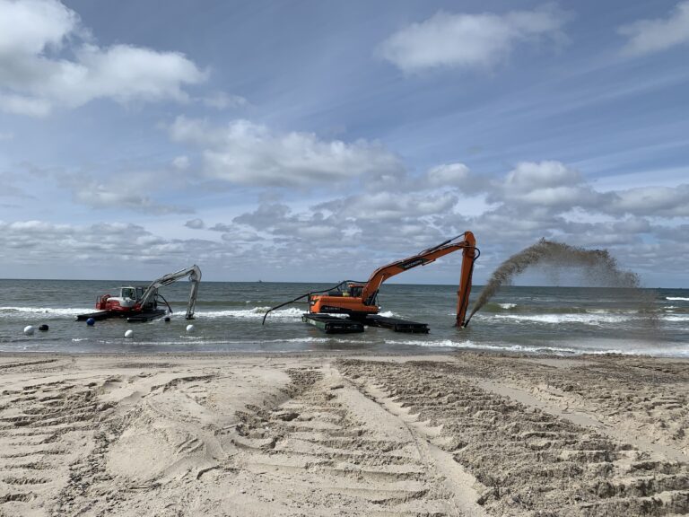 Natuurherstel en Waterbouw, Rental Referentie, Zicht: Vanaf het strand Hesse Denemarken Vink Link Project WK220 NG-5 & WK95 NG-A, WK220 NG-5 werkzaam zand wegspuiten, WK95 ondersteuning in het water