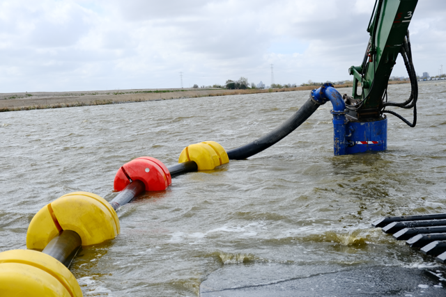 Natuurherstel en Waterbouw, Rental Referentie, Zicht: Closeup vanaf zijponton op giek WK220 NG-5 met DAMEN DOP Pomp en leidingwerk met drijvers